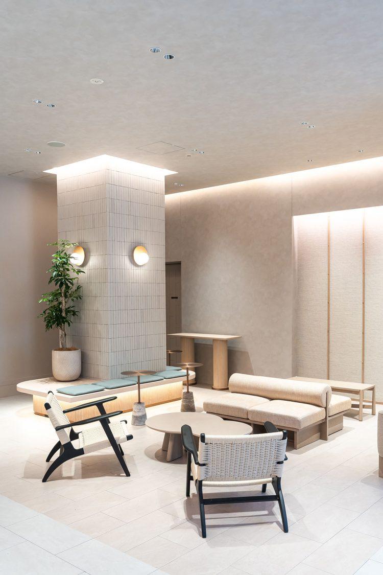 1F タイルが印象的なロビー