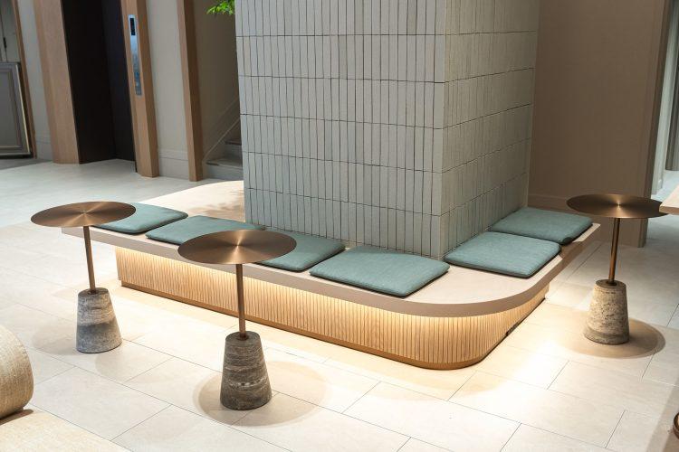 1F 印象的なサイドテーブルとベンチ