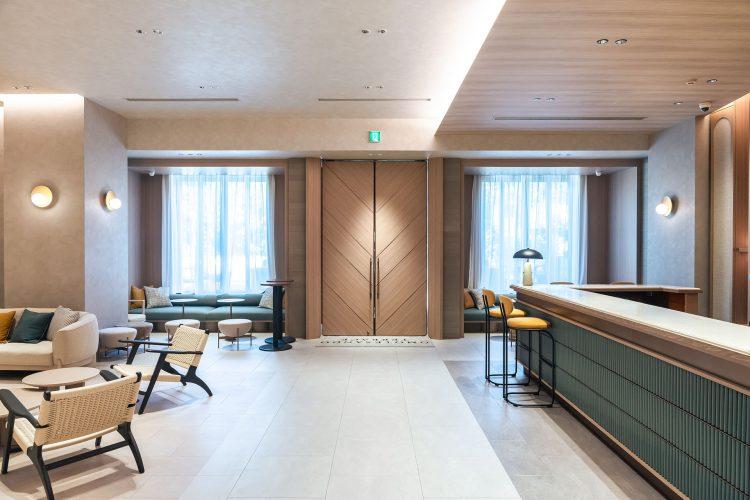 1F ドアを開けて入ってくるシーン