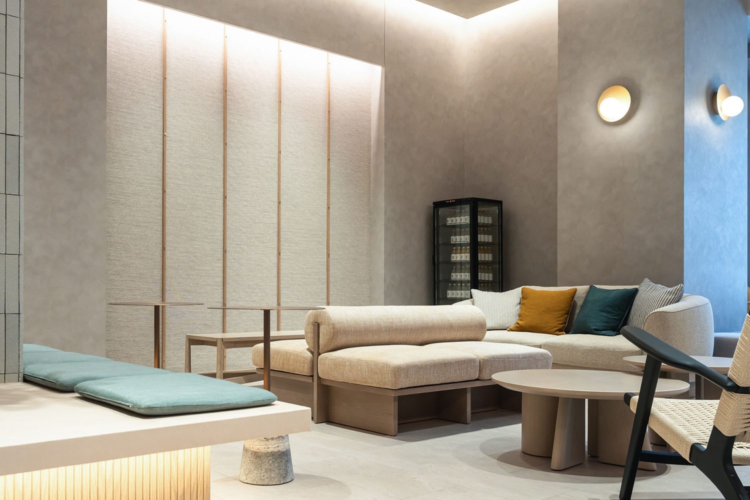 1F ベージュを基調とした優しい印象の空間