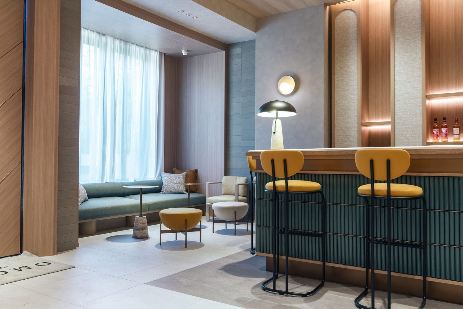 1F カウンタータイルに黄色ハイスツールが映える