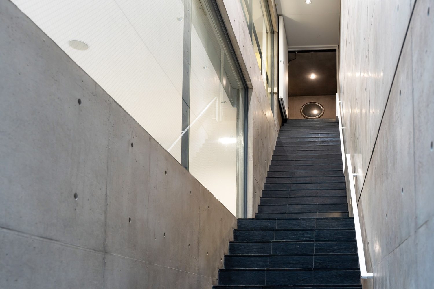 Skyhall 1階から地下への階段