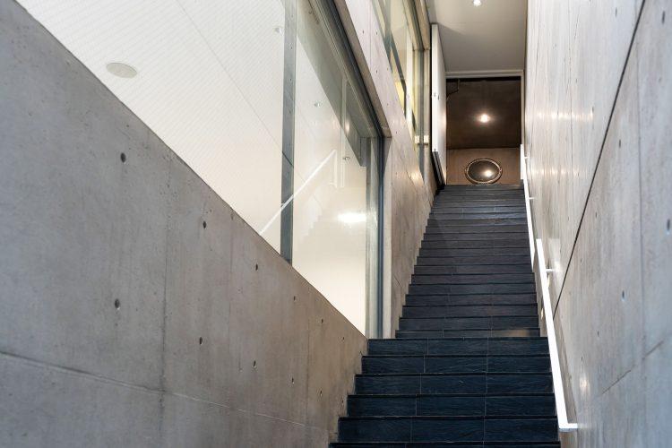 Skyhall 1階から地下への階段