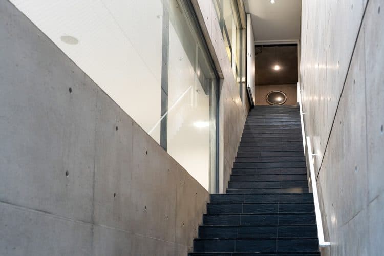 Skyhall 1階から地下への階段