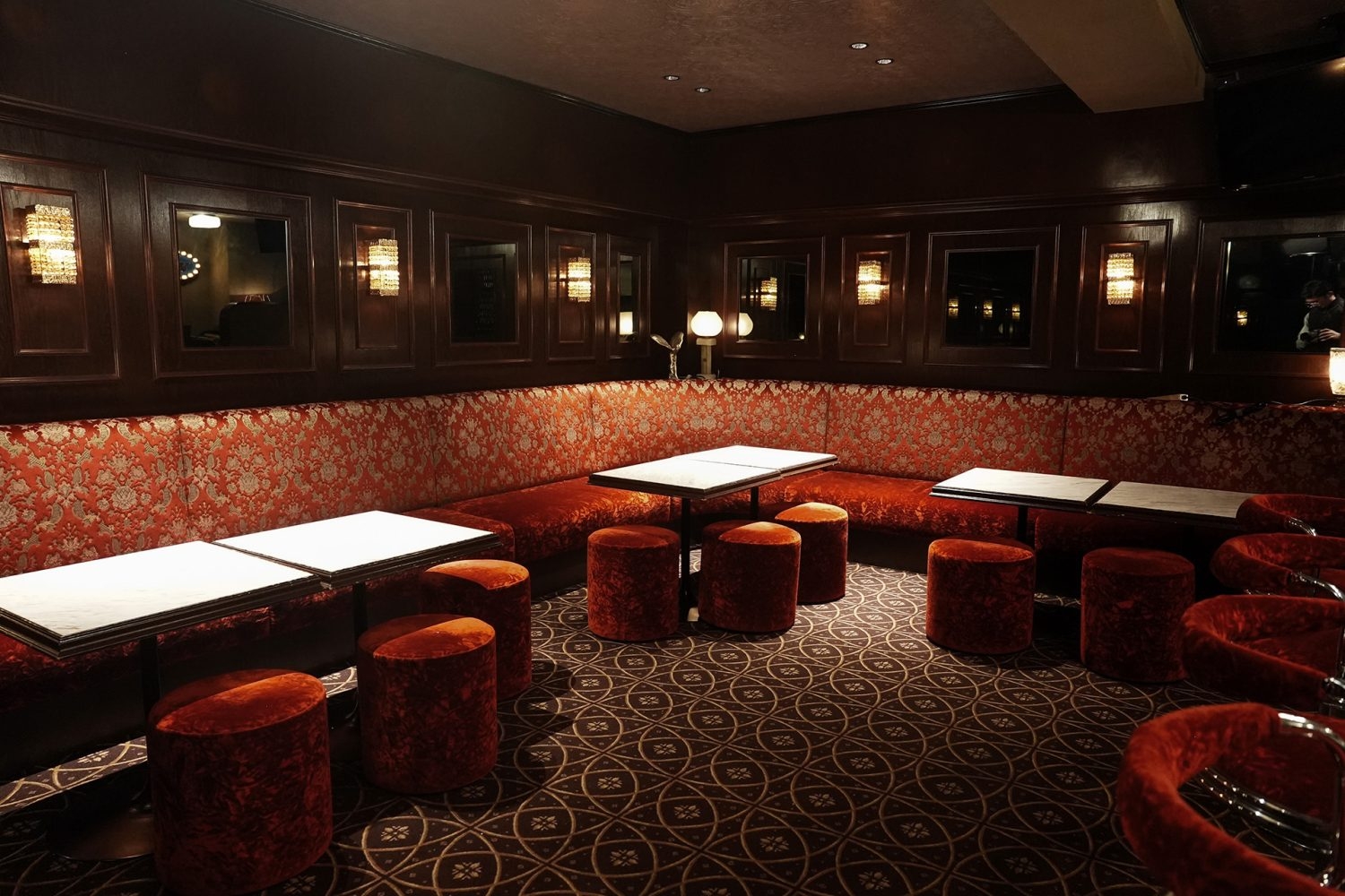 昭和の象徴を再現した趣あるリアルなバーで撮影可能