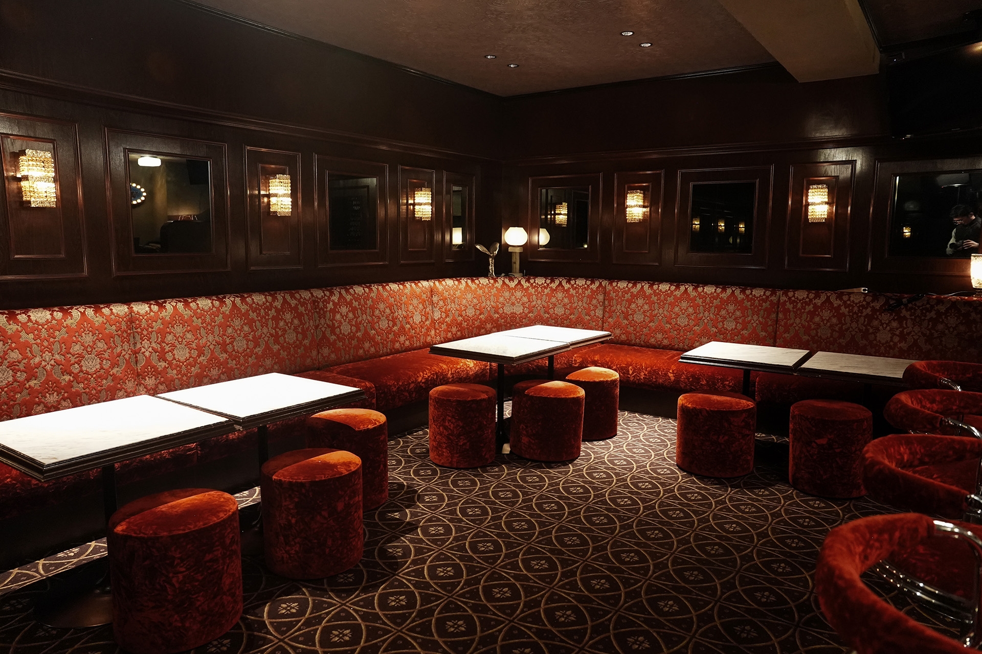 昭和の象徴を再現した趣あるリアルなバーで撮影可能