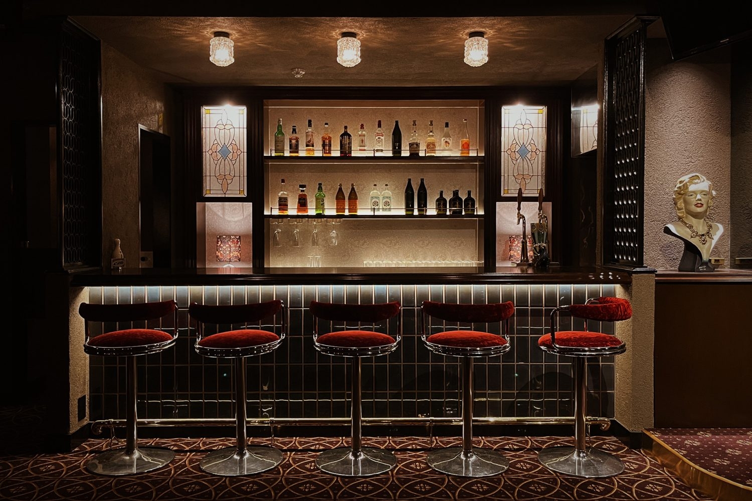 多素材を掛け合わせた店舗一の見せ場となるカウンター