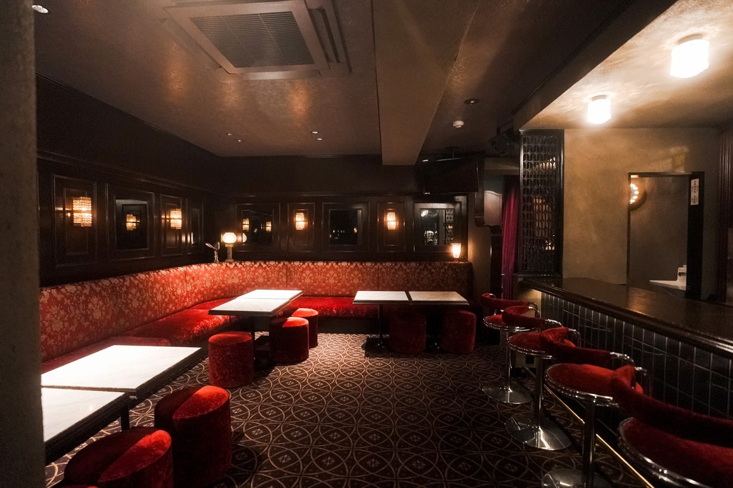 赤の張り地で統一された各客席