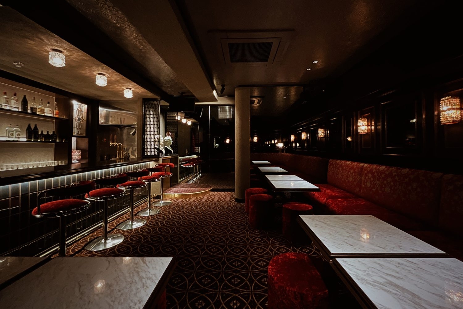 奥の壁はグレーミラーで落ち着きと空間の広がりを演出