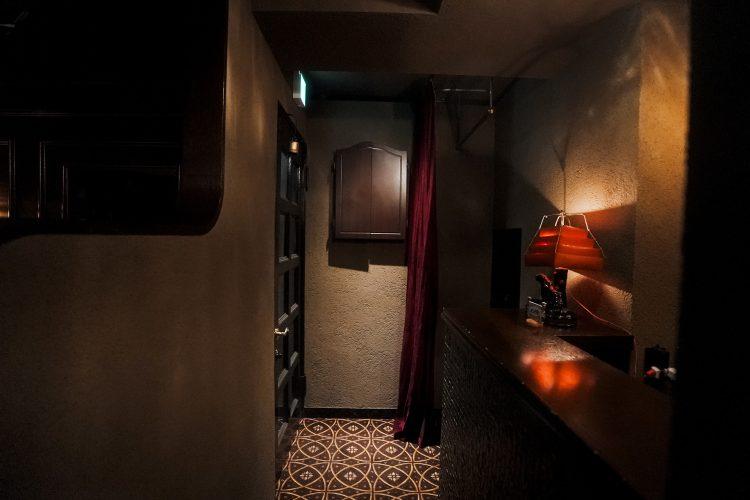 エントランス / コンパクトなフィッティングスペースも