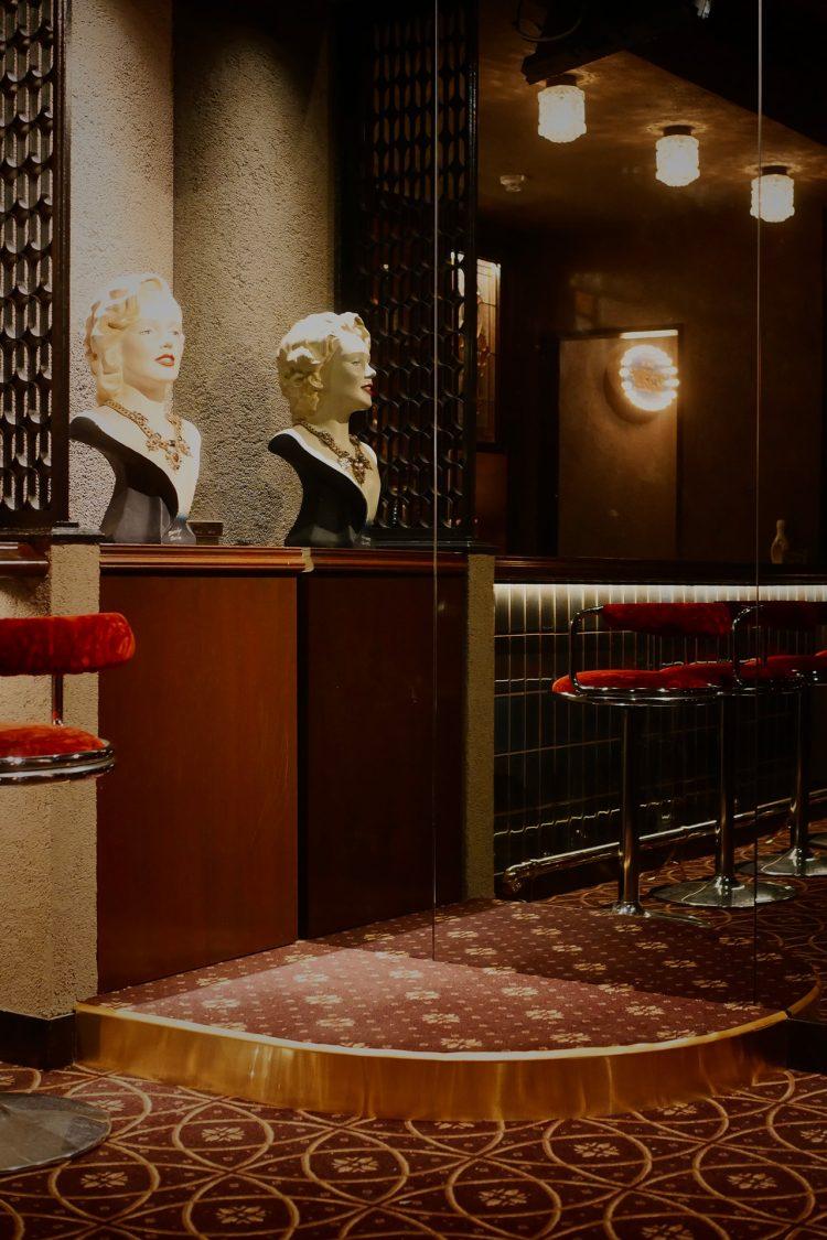 スナックといえばのお立ち台 / 小さなステージとしても