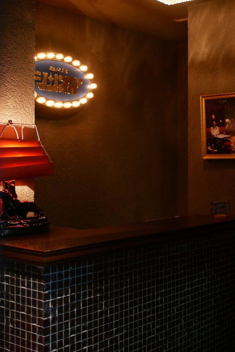 ザ・バブルな電飾サインとメタリックタイル