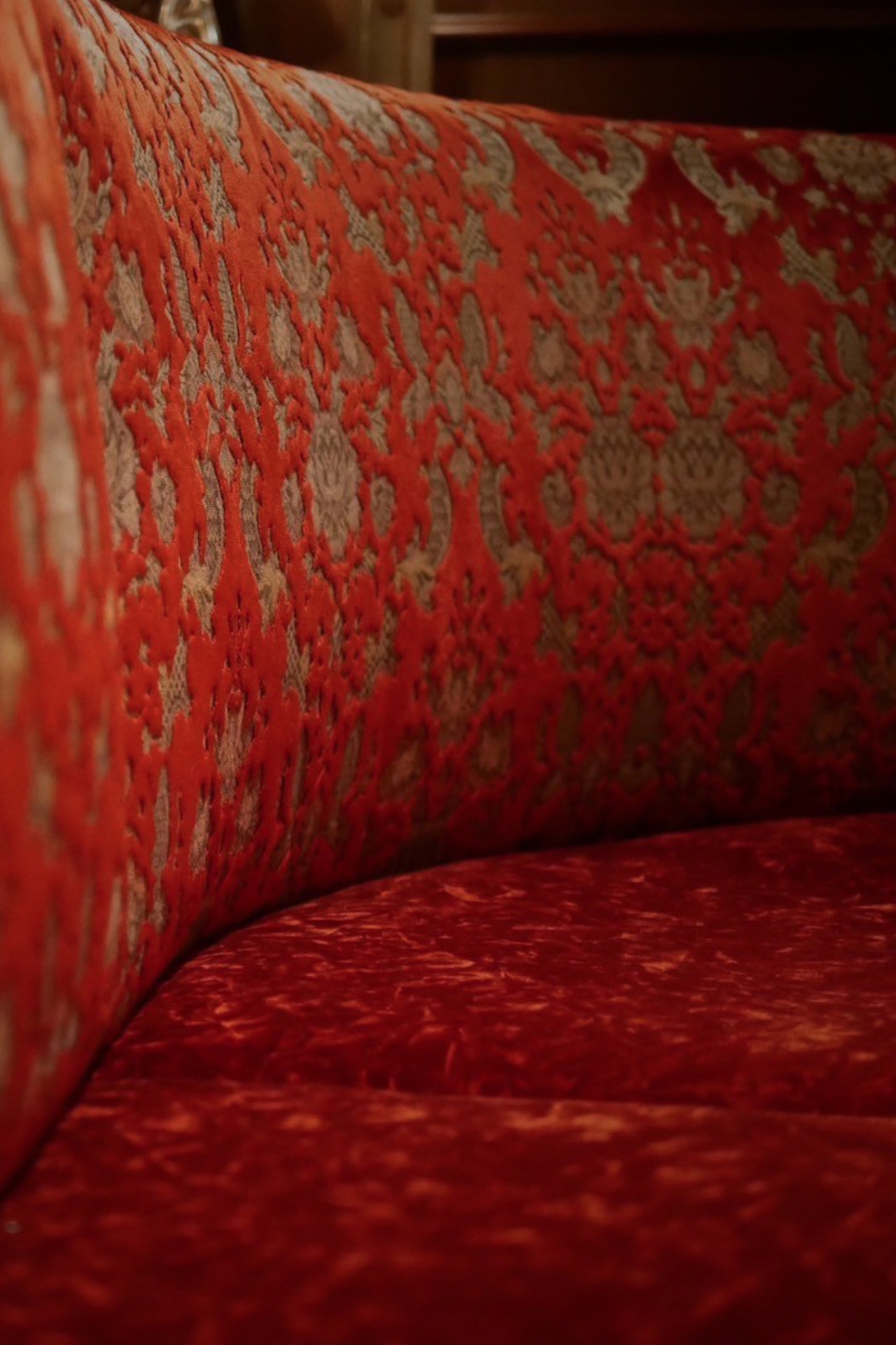 ベロアと刺繍のソファ席