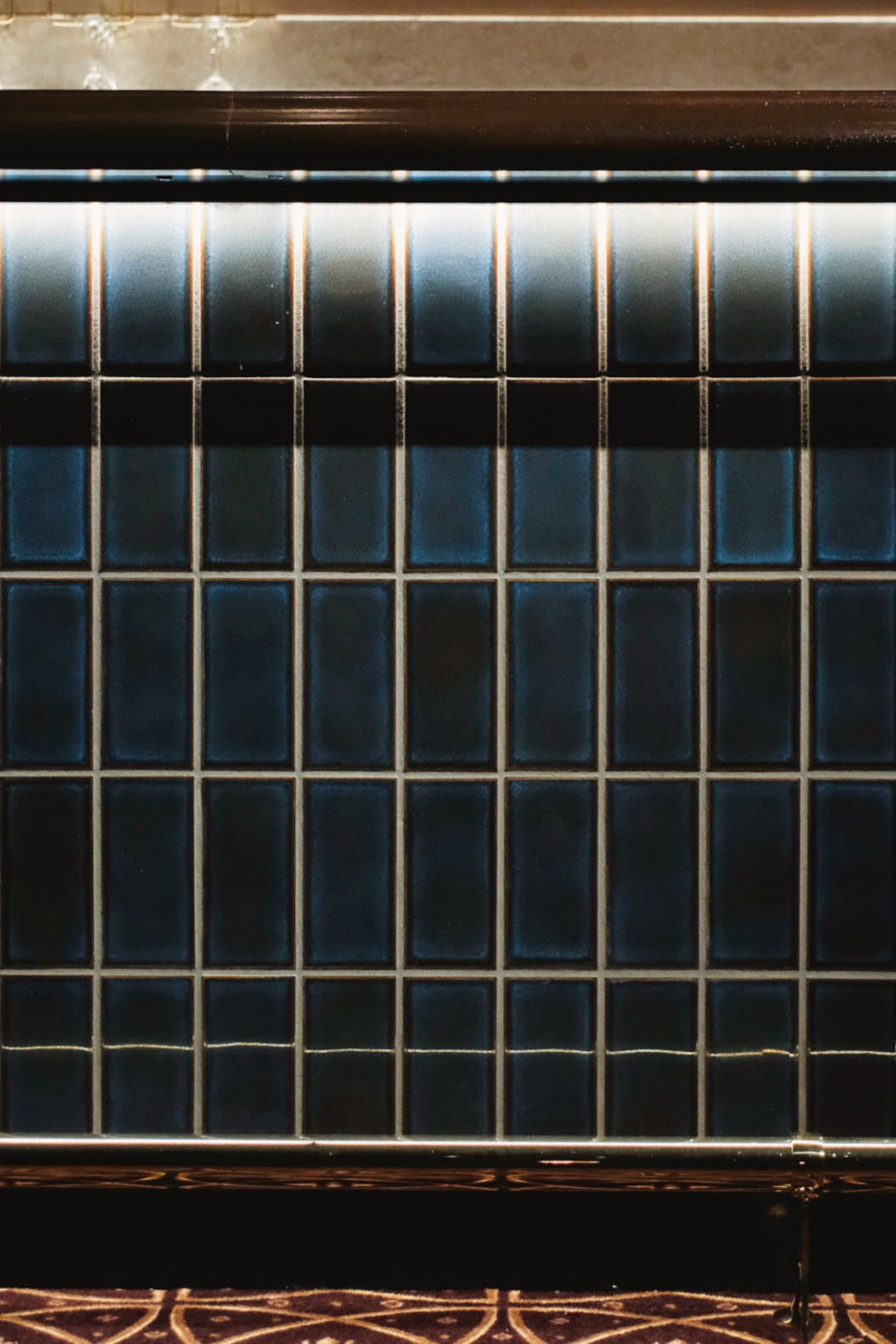 空間を引き締める青のカウンタータイル