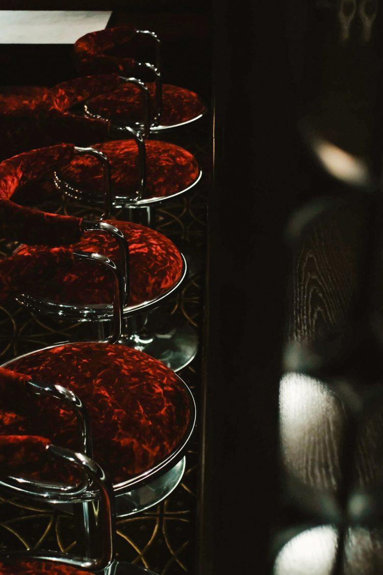 ベロアチェアと深い色のカウンタートップ