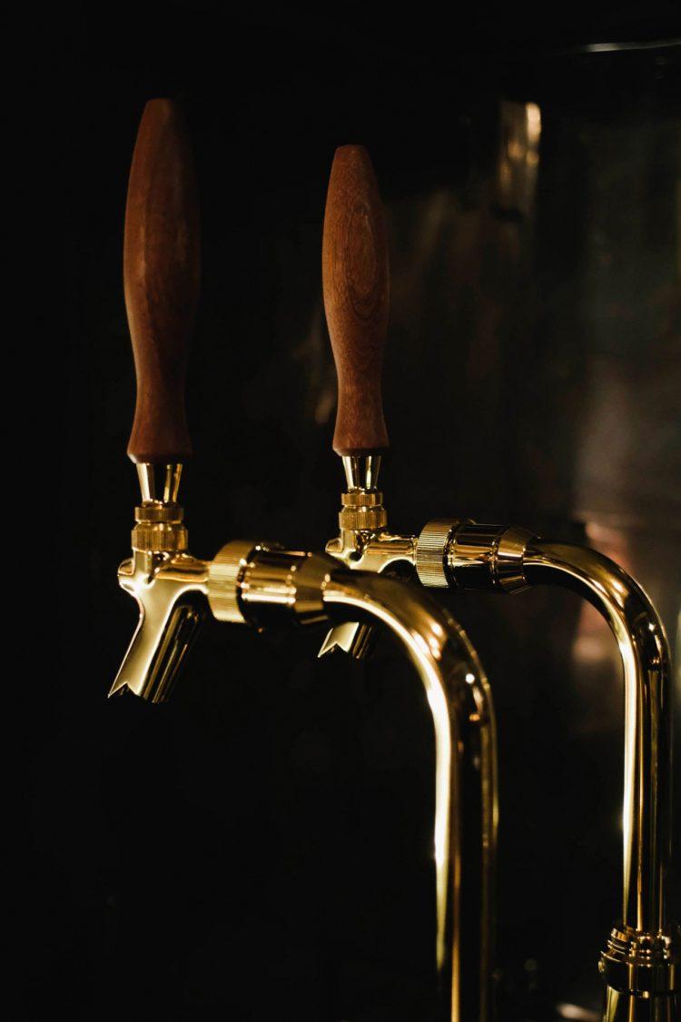 バーならではの木製ハンドルのビアタップ