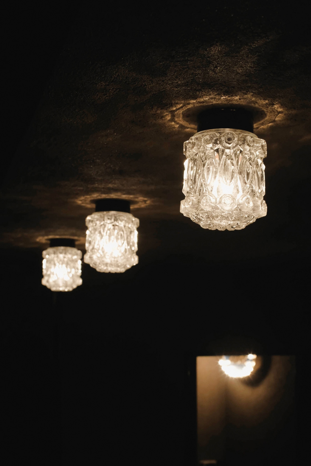 カウンター上部の照明は昭和のものを使用