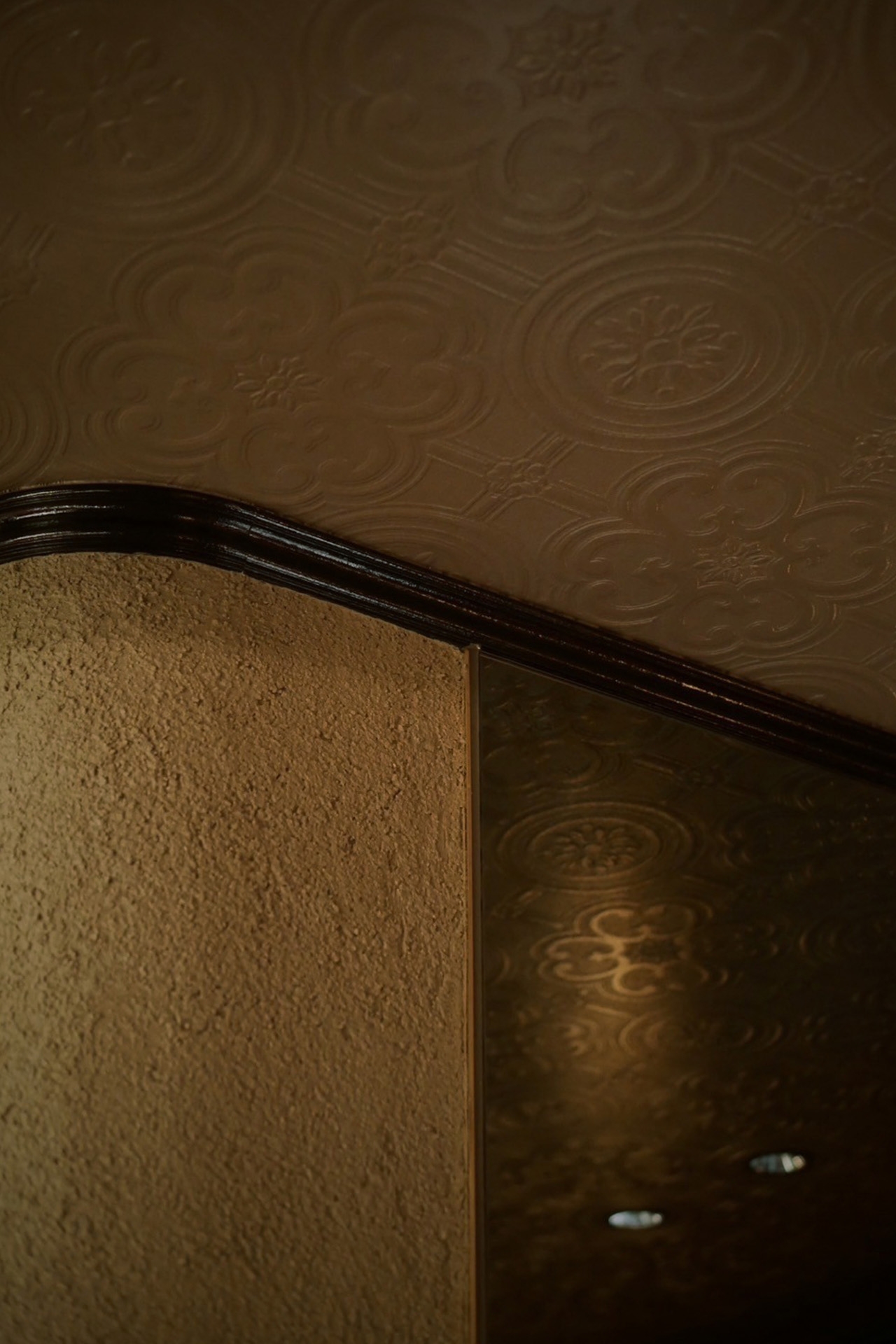 純喫茶を感じる天井のレリーフ柄クロス