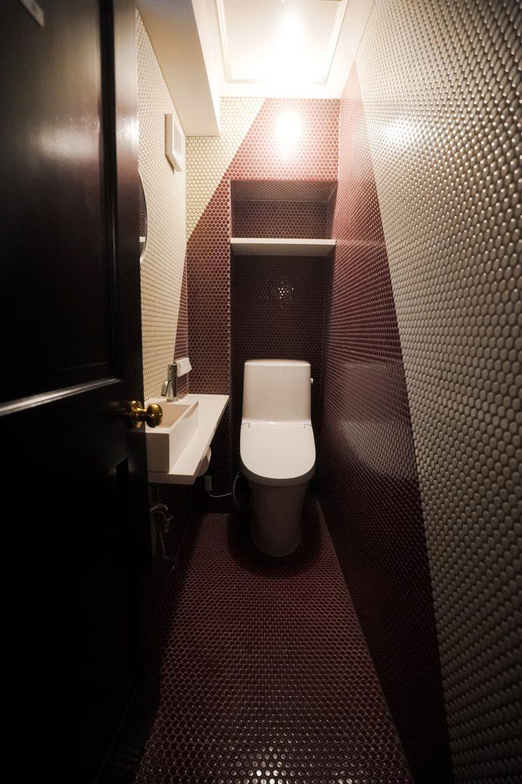 全面タイル貼りのトイレ