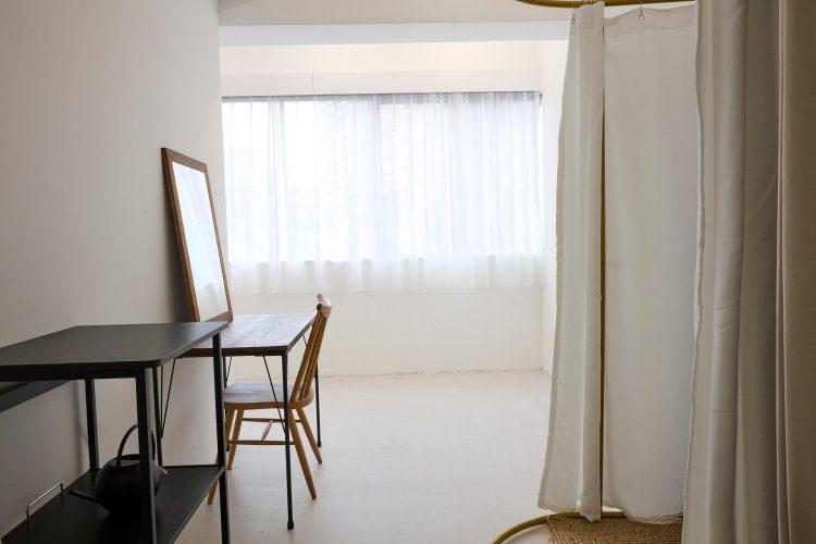 白壁裏のメイク台とフィッティング(メイク鏡を移動設置した状態)