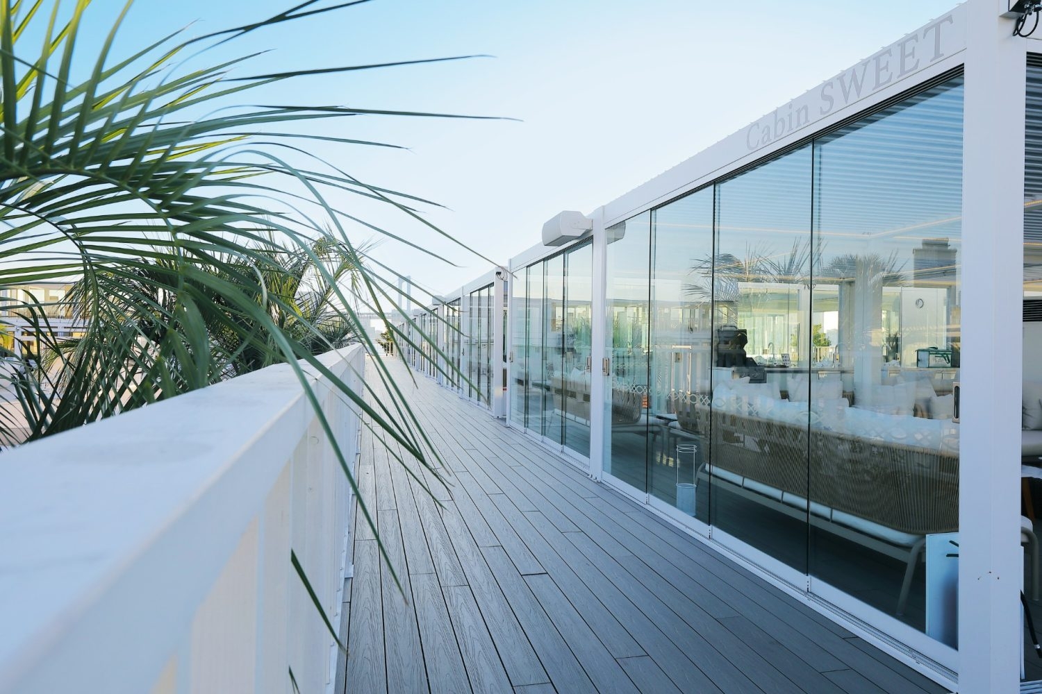 キャビン前の長いデッキ通路