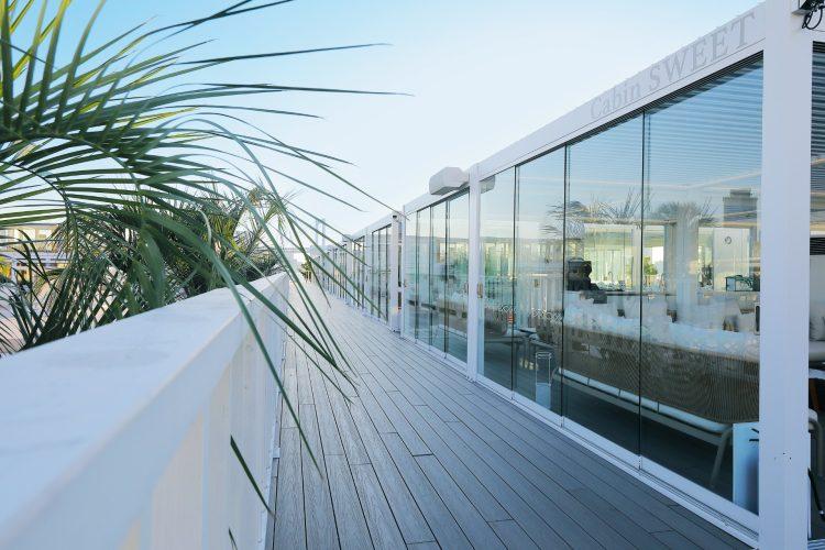 キャビン前の長いデッキ通路