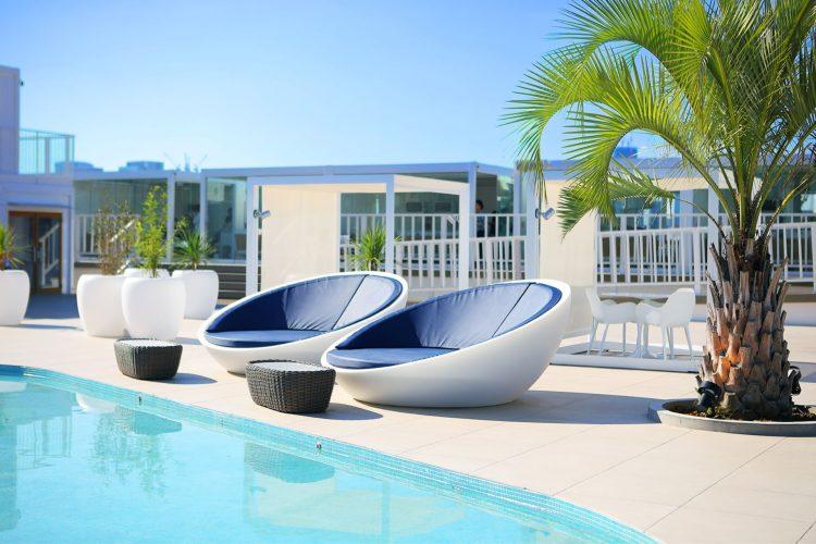 リゾートを演出するプールサイド