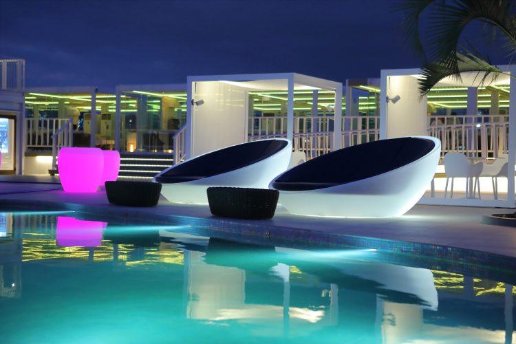 夜は大人の雰囲気に変わります