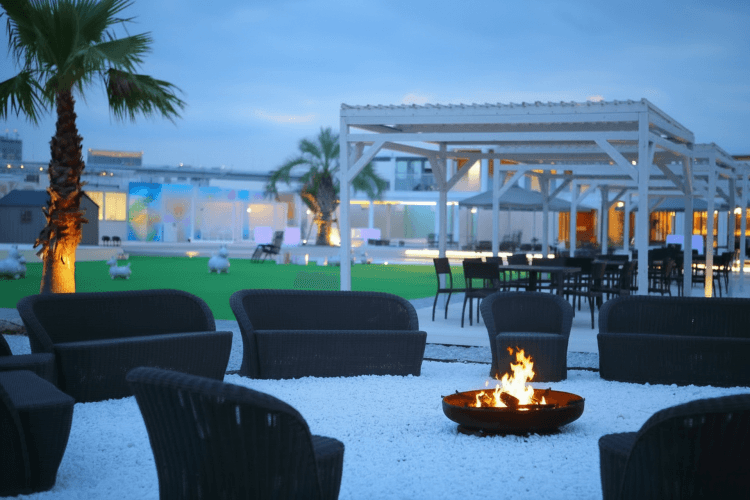 本物の火を囲む焚火エリア