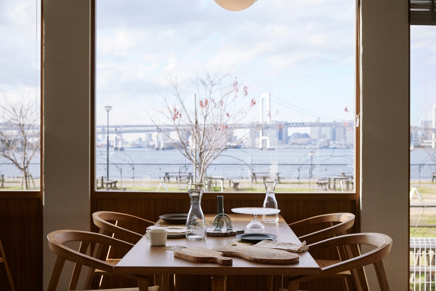 東京湾を臨むレストラン