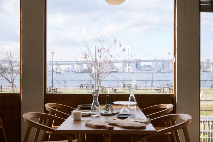 東京湾を臨むレストラン