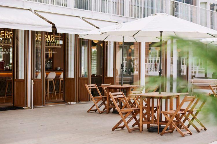 プールサイドのカフェテラス