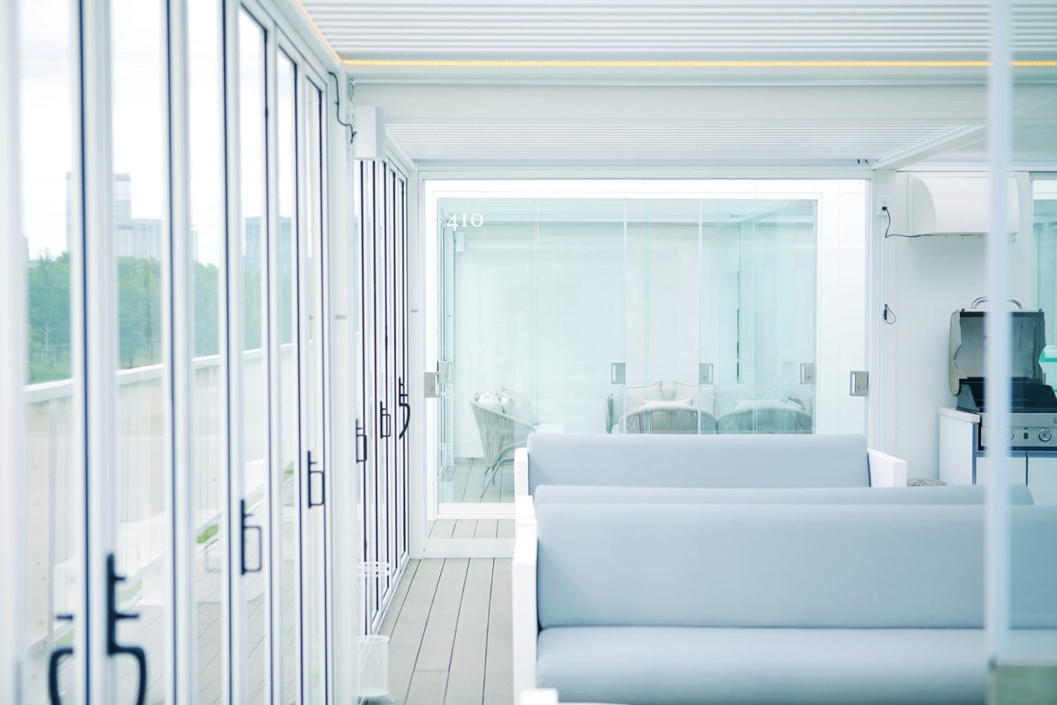 キャビンは白を基調としたデザイン