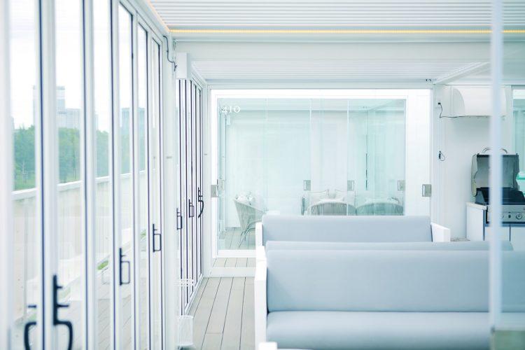 キャビンは白を基調としたデザイン