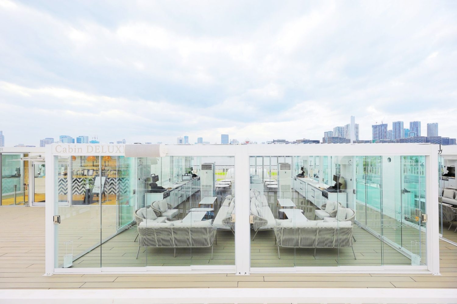 キャビンはガラス張りの室内