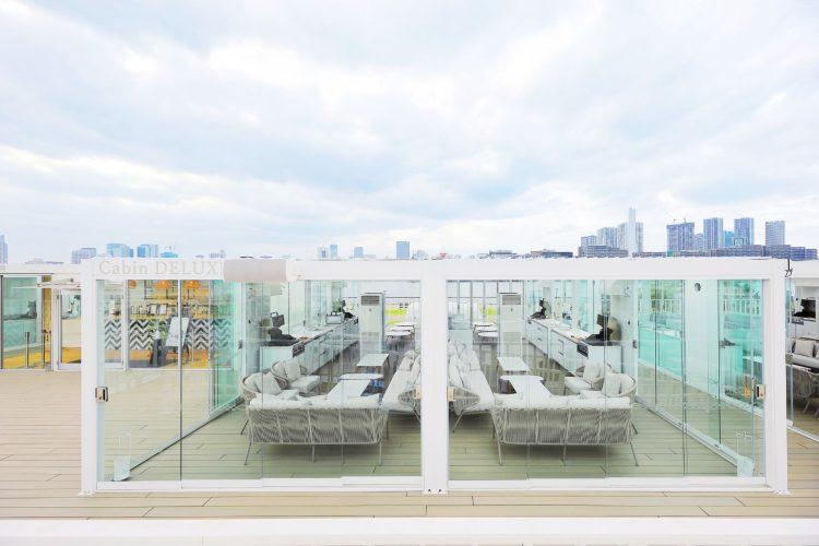 キャビンはガラス張りの室内