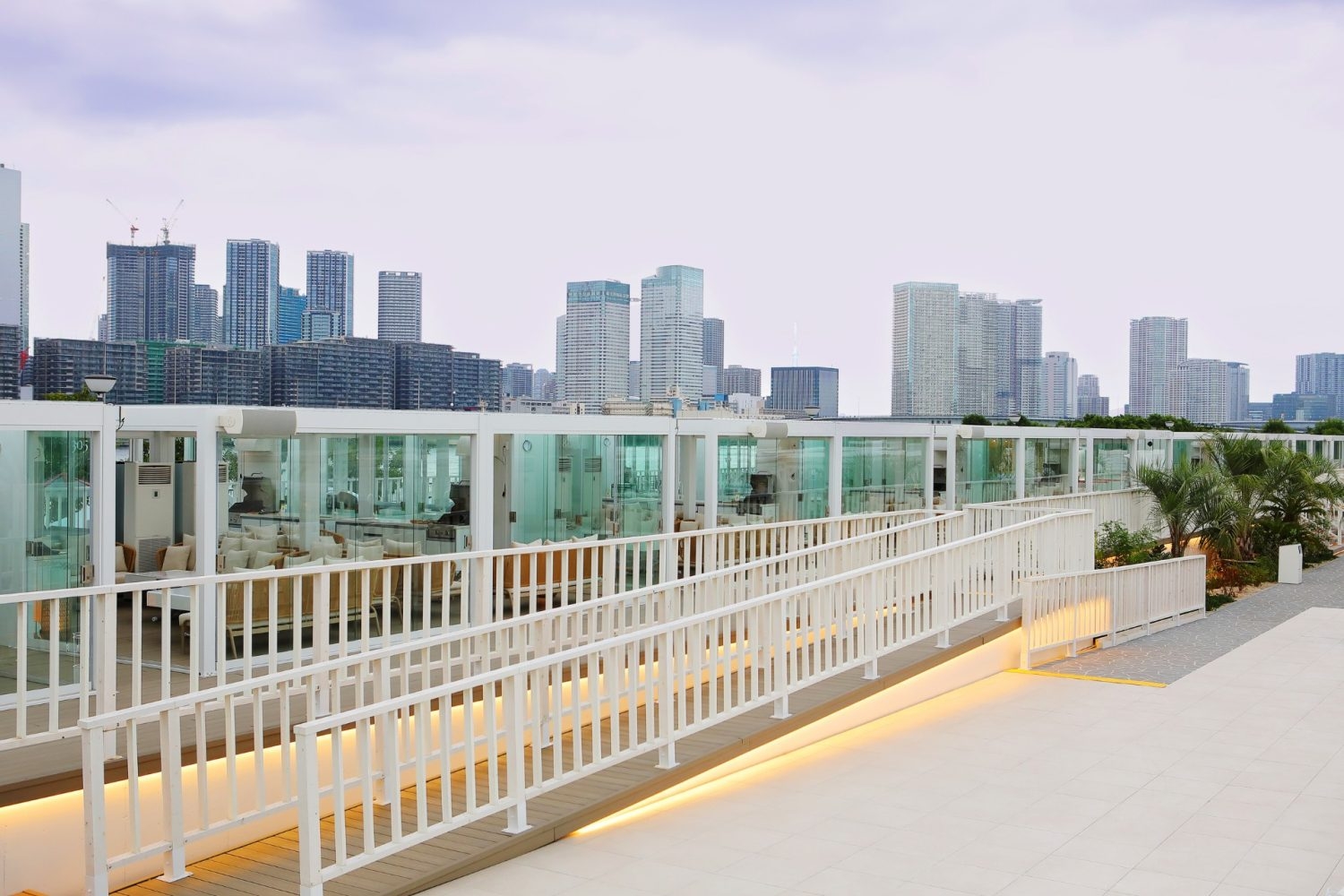 キャビンエリアを背景にデッキスロープで撮影