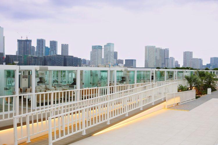 キャビンエリアを背景にデッキスロープで撮影