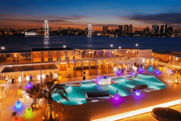 夜のプールエリアはネオンカラー