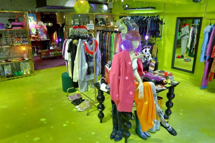 カラフルな店内 / テーブルには印象的なマネキン