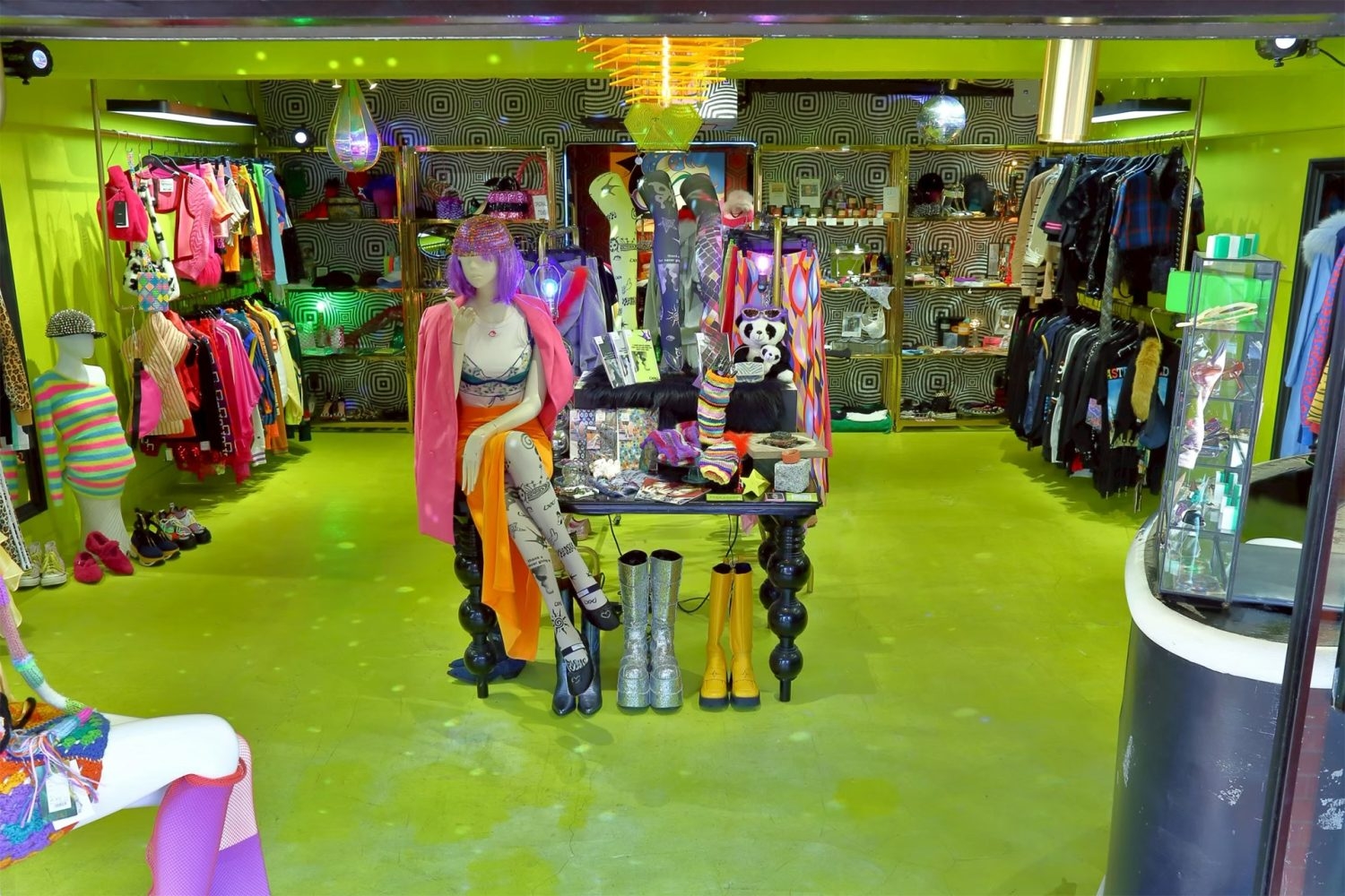 モードな撮影にも適したネオンポップなショップ店内