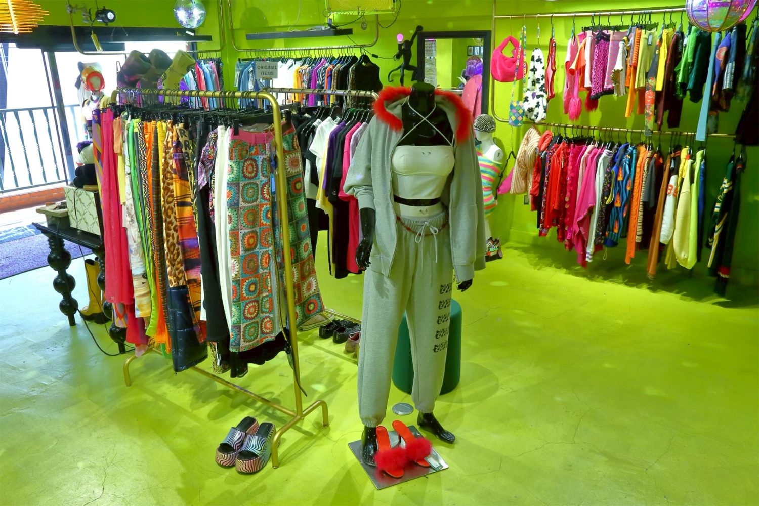 個性的なアイテムが映える店内でショッピングシーンも