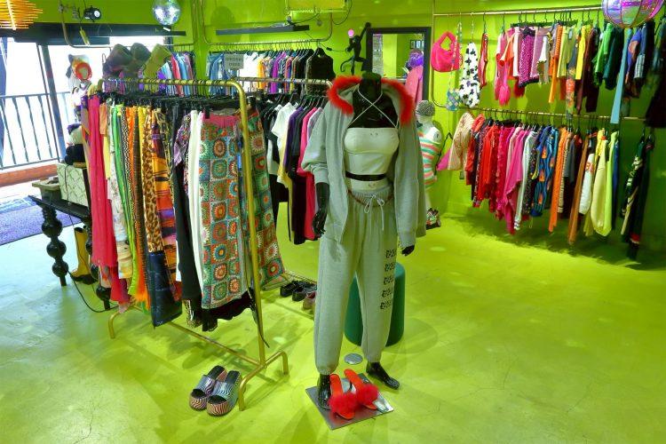 個性的なアイテムが映える店内でショッピングシーンも