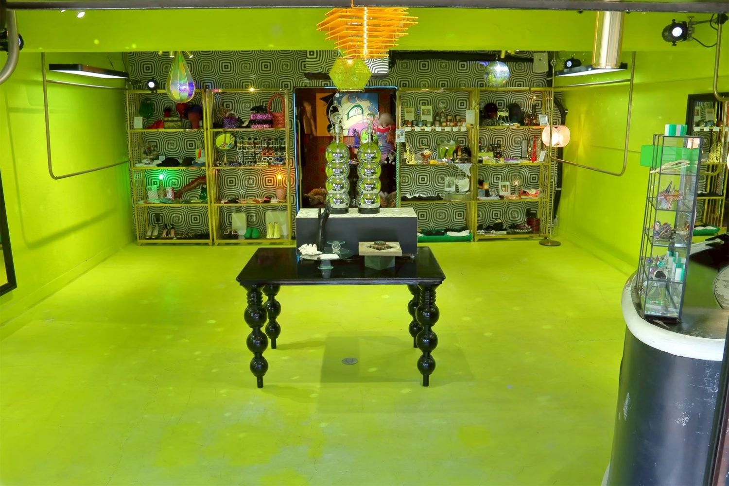 商品を移動しての撮影も可能 / 全面ネオングリーンの空間