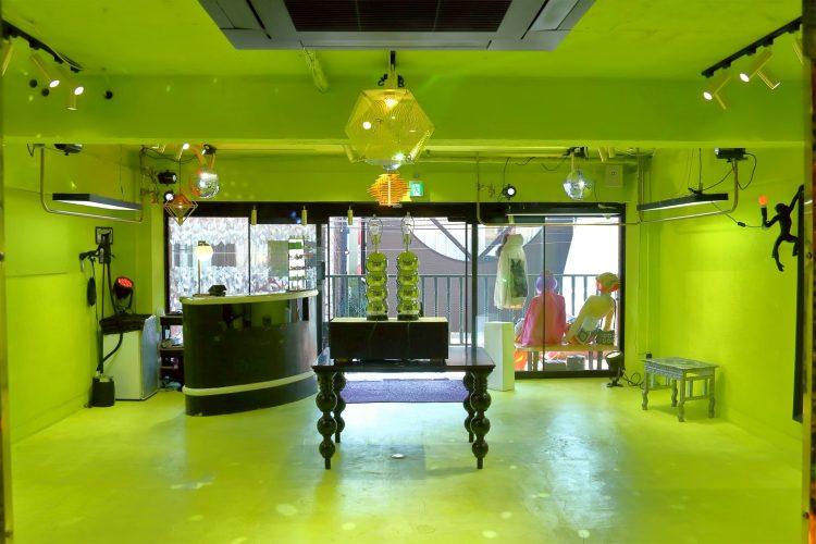 自然光での撮影も可能な店内入口側