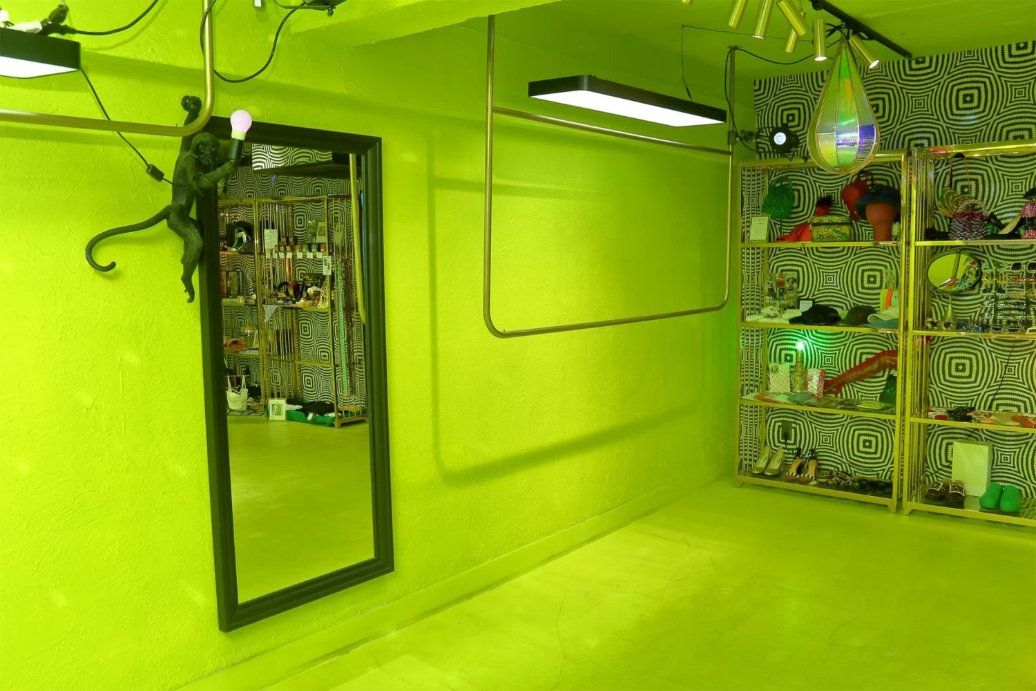 商品を移動しカラー壁を背景に撮影も