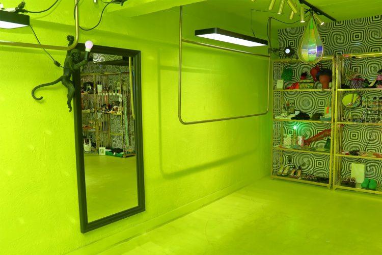 商品を移動しカラー壁を背景に撮影も