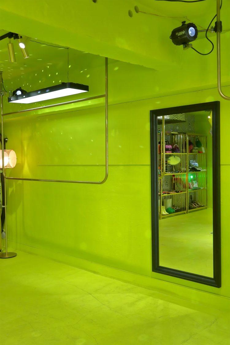 商品を移動しカラー壁を背景に撮影も