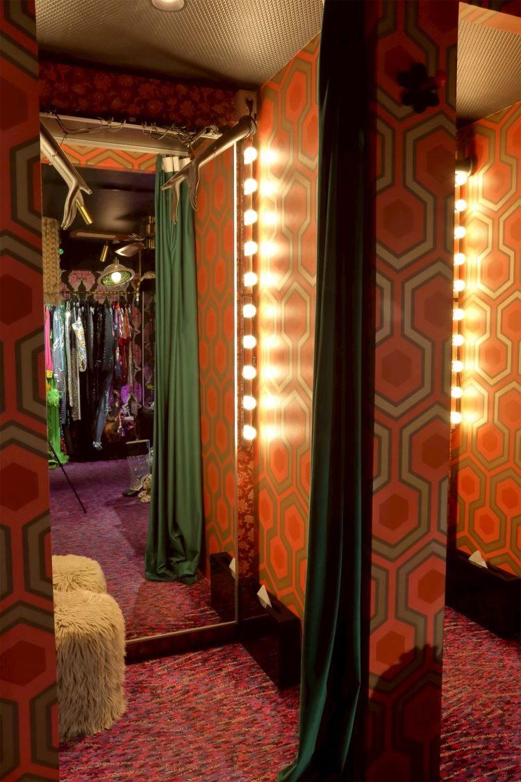 レトロなハニカム柄のフィッティングルーム