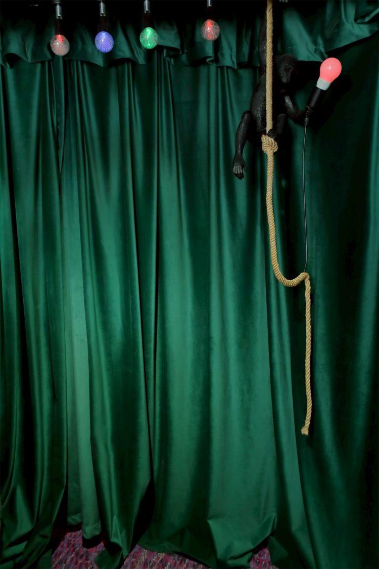 重厚感のあるグリーンのカーテン